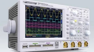Oszilloskope: Bandbreitenbereich praxisgerecht erweitert Die bestehende HMO-Serie von Digital- bzw. Mixed-Signal-Oszilloskopen der Firma Hameg wurde mit der HMO3000-Reihe um 300-, 400- und 500-MHz-Geräte mit 2 oder 4 Analogkanälen erweitert; standard