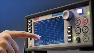 Source Measure Unit: Vierquadranten-Quelle/Senke mit Touch Eine optimale Touch-Bedienoberfläche hat Keithley Instruments in der SourceMeter-/Source-Measure-Unit (SMU) Modell 2450 realisiert. Das Gerät kombiniert im Vierquadranten-Betrieb eine Stromqu