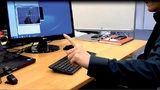 Bild 1. 2D-Finger-Tracking: Die USB-Kamera mit Weitwinkeloptik erfasst den ausgestreckten Finger.