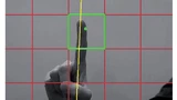 Bild 3. 2D-Finger-Tracking aus Sicht der USB-Kamera: Die Menüwahl ergibt sich aus der Position der Fingerkuppe des Zeigefingers im Blickfeld (grüner Rahmen). Die im Bild eingezeichneten Quadranten (rotes Gitter) bilden die jeweiligen Erfassungsbereic