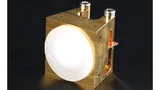 Dielektrische Antenne mit Bündelungslinse, direkt von einem auf der Platine realisierten Kantenemitter gespeist
