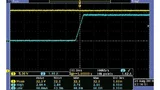 Dieser Oszilloskop-Schnappschuss zeigt die Regelung der Ausgangsspannung bei einem 2200-32-3 von Keithley, wenn der Laststrom plötzlich von 0 auf 2,8 A erhöht wird