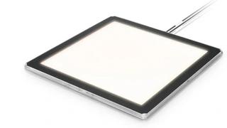 Das OLED Modul GL 350. Das Licht dieser Module ist flächig und blendfrei. Derzeit kommt es auf eine Effizienz von 45 lm/W und eine Lebensdauer von 30.000 Stunden und eine Helligkeit von 200 Lumen. Im Frühjahr sollen deutlich verbesserte Module vorges