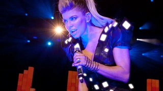 Die OLED-Jacke: Getragen wird sie hier von der Sängerin der Pop-Band Black Eyed Peas bei einem Konzert 2011. Im Gegensatz zur Vorgängerversion mit LEDs soll es in der Jacke nicht so warm werden.
