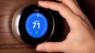 Über einen Drehregler wird am Nest Thermostat die gewünschte Temperatur eingestellt.