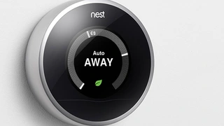 Das Nest-Thermostat verfügt über eine Auto-Away-Funktion, die erkennt, wenn die Bewohner außer Haus sind.