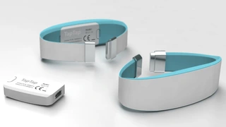 Das Armband TapTap kann vibrieren. Ist es mit dem Smartphone verbunden, kann man dem Partner, der dasselbe Armband trägt, einen Vibrationsgruß schicken.