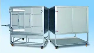Die Kammern können auch mehrteilig ausgeführt und als lösbare Verbindung miteinander gekoppelt werden. Die Kopplung erfolgt über an beiden Stirnseiten offene Zwischenelemente und einseitig offene Endelemente. Durch Einsetzen einer Tür kann das Zwisch