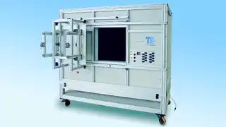 Mobile Messkammer MMK mit halbautomatischem Türhandling und kundenspezifischen Schnittstellen. Die im Bild dargestellte Schiebetür wird für Messkammern mit integrierten Ferritkacheln eingesetzt. Die Auskleidung mit Ferriten ist nötig, um unterhalb vo