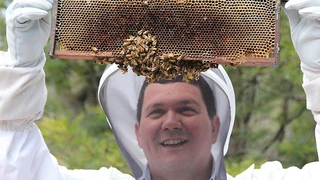 Dr. Paulo de Souza mit Bienenwabe