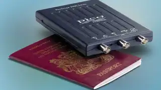 Die Zweikanal-Oszilloskope der PicoScope-2200A-Serie fallen durch ihre extrem kompakte Bauform auf: Sie sind gerade mal so groß wie ein Reisepass und lediglich 19 mm dick. Damit sind sie 80 Prozent kleiner als die PicoScopes der Vorgängergeneration. 