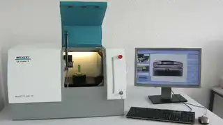 Bild 1: Verwendete Messaufbau der Hochschule Aschaffenburg. Der Computertomograph exaCT S von Wenzel ermöglicht den Blick ins Innere eines Akkumulators.