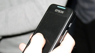 Das Trackpad der Moverio ist eine Art Smartphone, das als Eingabegerät genutzt wird.