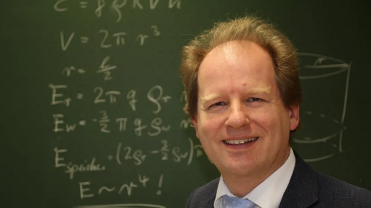 Prof. Eduard Heindl, Heindl Energy: »Der erste Lageenergiespeicher wird etwa 50 Meter Radius haben, er kann 200 Megawattstunden speichern. Damit ließe sich bereits ein wirtschaftlich operierendes System realisieren.« Prof. Eduard Heindl, Heindl Energy: »Der erste Lageenergiespeicher wird etwa 50 Meter Radius haben, er kann 200 Megawattstunden speichern. Damit ließe sich bereits ein wirtschaftlich operierendes System realisieren.«