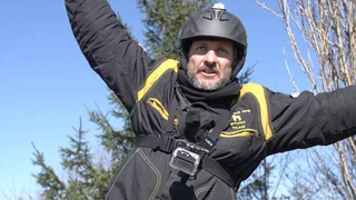 ... wurde ein Mini-Datenlogger MSR165 mit integriertem 3-Achsen-Beschleunigungssensor auf dem Helm eines Stuntmans befestigt, der mit einem Rhönrad den Berg hinunter rollte. Das Ergebnis: Tatsächlich erreichte der Stuntman eine Geschwindigkeit von 50