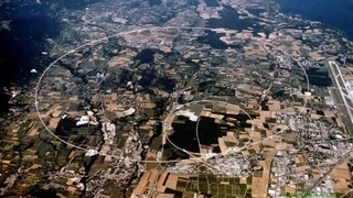 Der Teilchenbeschleuniger mit seinem Speicherring liegt zirka 100 m unter der Erde, hat eine Länge von 27 km und verläuft auf schweizerischem und französischem Gebiet. 