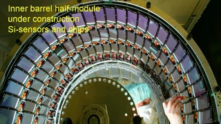 Der Siliziumstreifendetektor des CMS-Detektor (Compact Muon Solenoid) mit Si-Sensoren und Halbleitern während des Aufbaus. Er zeichnet die Flugbahnen der elektrisch geladenen Teilchen auf. 