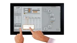 Multi-Touch für die Sicherheit: B&R steuert Kunststoff-Spritzgussmaschinen mit Touch Interfaces. Sicherheitsrelevante Abfragen müssen mit zwei Händen bestätigt werden