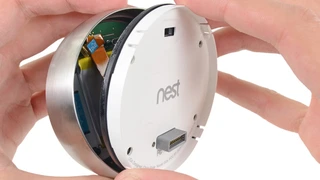Das Smart-Thermostat von Nest wird aufgeschraubt