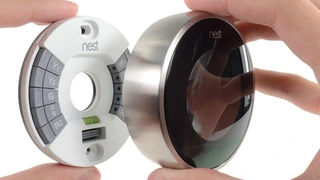 Das Nest-Thermostat der 2. Generation besteht aus 2 Komponenten: einer Wandhalterung und einem Aufsatz, in dem das Display steckt.