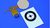Bild 1: Die einteilige Lösung des Navigationsrads von Molex umfasst das kapazitiven Touch-IC und alle zugehörigen Bauteile samt Abdeckfolie mit Grafik, Metall-Schnappscheiben und Betätigungsvorrichtungen aus Silikongummi