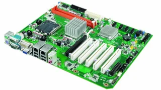 Bekannt aus der klassischen IT sind ATX-Motherboards ein gängiger Formfaktor. Im Unterschied zu den Baugruppen der Consumer-IT sind die Embedded-Boards langfristig verfügbar.