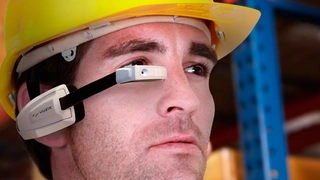Ein Lagerarbeiter trägt die AR-Brille Vuzix M100