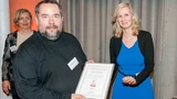 Roland Rathman erhielt die Auszeichnung "Artikel des Jahres 2013" der Elektronik automotive.
