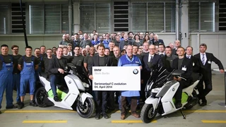 Der Elektroroller hat eine Nennleistung von 11 kW / 15 PS, die Spitzenleistung beträgt 35 kW / 47,5 PS.