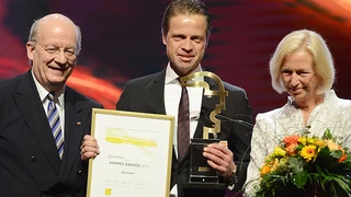 Überreichen den Hermes Award 2014 an den Gewinner SAG GmbH: Prof. Dr. Johanna Wanka, Bundesministerin für Bildung und Forschung und Prof. Wolfgang Wahlster, Vorsitzender der Geschäftsführung des Deutschen Forschungszentrums für Künstliche Intelligenz