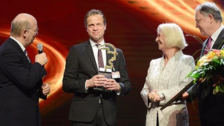 Der Hermes Award geht in diesem Jahr an die SAG GmbH für ihr intelligentes Verteilnetzmanagement iNES. Mit ihm lässt sich ein konventionelles Niederspannungsnetz schrittweise zu einem Smart Grid umrüsten.