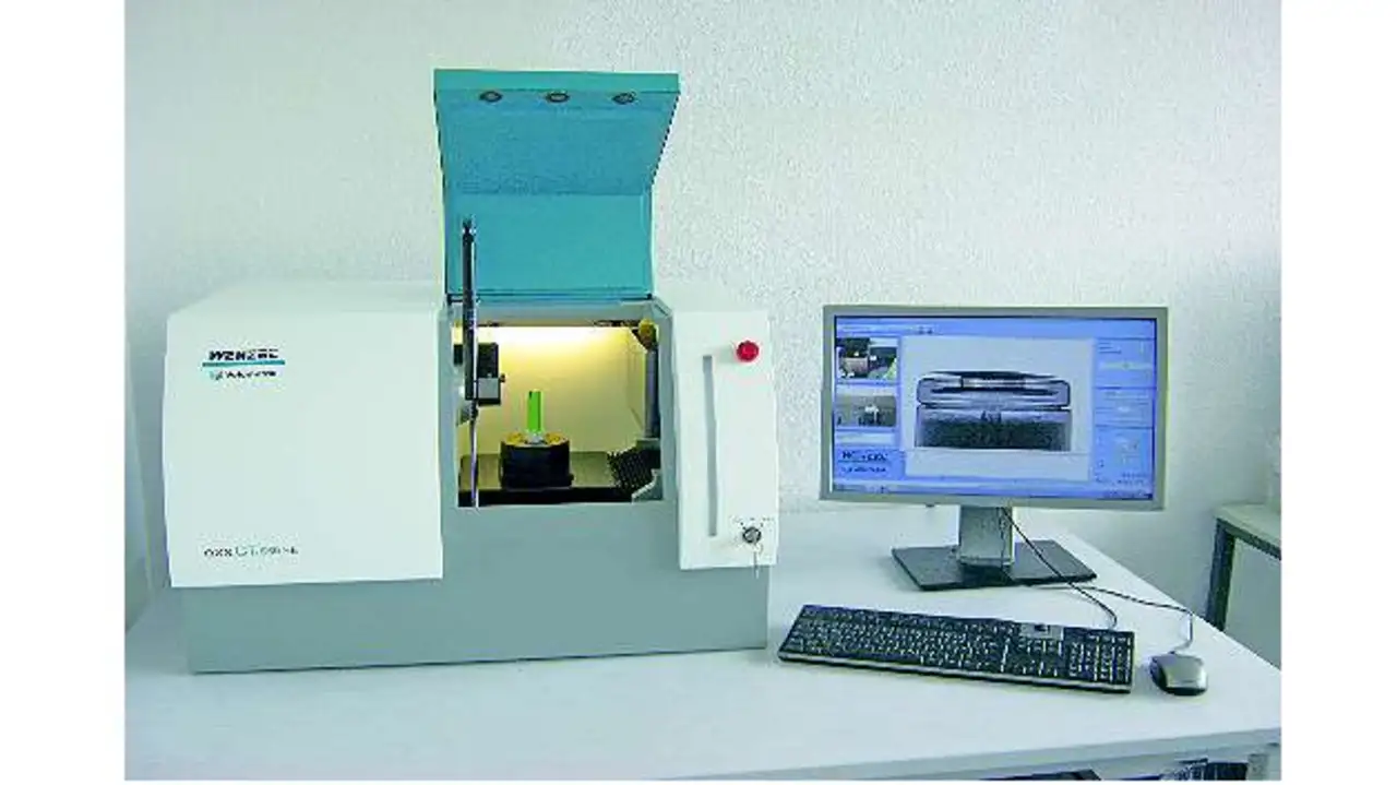 Bild 1: Verwendeter Messaufbau der Hochschule Aschaffenburg. Der Computertomograph »exaCT S« von Wenzel ermöglicht den Blick ins Innere eines Akkumulators Bild 1: Verwendeter Messaufbau der Hochschule Aschaffenburg. Der Computertomograph »exaCT S« von Wenzel ermöglicht den Blick ins Innere eines Akkumulators