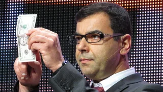 Firmengründer Prof. Amnon Shashua demonstriert die Kamerabrille beim Erkennen einer 20-Dollar-Note.