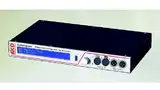 Bild 1: An der Frontseite des »Audio Analyzer« befinden sich die Analog-Schnittstellen und der USB-Anschluss sowie das Display 