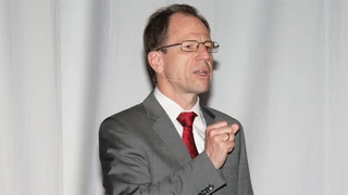 Reinhard Ploss, CEO Infineon Technologies AG: "Immer mehr High-Tech-Unternehmen weltweit wählen Europa als Forschungs- und Fertigungsstandort, weil hier Hochtechnologie, eine hervorragende Infrastruktur und Fachkompetenz in Industrie und Forschung op