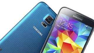Samsung Galaxy S5 Smartphone in blau, Ansicht von vorne und hinten