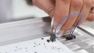 Mittels Push-in-Technik wird der Leiterplatten-Steckverbinder PTSM aus der Produktlinie »Combicon compact« werkzeuglos auf der LED-Leiterplatte kontaktiert.