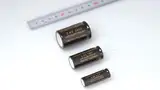 Kapazitätswerte, die bis zu 35% über denen konventioneller Produktlösungen liegen, bieten Lithium-Ionen-Kondensatoren, in diesem Fall 270 F in einer zylindrischen Baugröße von 25 x 40 mm