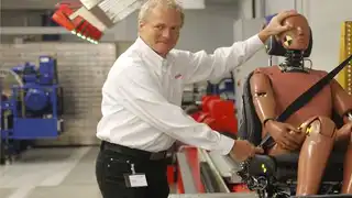 Dierk Arp, Geschäftsführer der Messring Systembau GmbH in Krailling, erklärt die Funktion des BioRid-Dummys und die Simulation eines HWS-Schleudertraumas