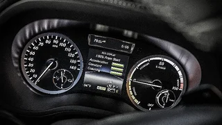 Der Fahrer erhält Informationen über Ladezustand, Reichweite, Energieﬂuss und Fahrproﬁl.