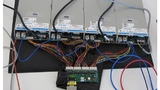 Bild 4. Aufbau paralleler Betrieb mit 4 Netzteilen und CT-251 und drei CT-551 im Laborbetrieb.