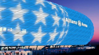 Allianz Arena leuchtet dank Philips-LED-Technik in blau mit weißen Sternen