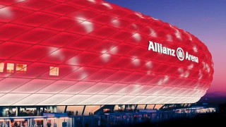 Die Allianz Arena leuchtet dank Philips-LEDs in rot mit weißen Punkten