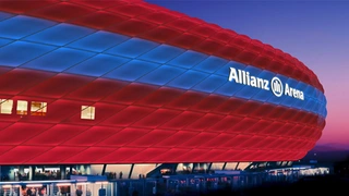 Die Allianz Arena leuchtet dank Philips-LEDs in rot mit einem blauen Streifen