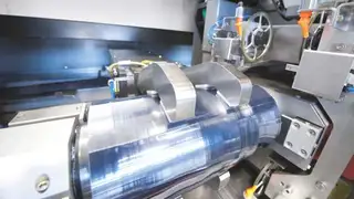 Das automatisierte Handling und der Transport der Ingots bzw. Bricks im hinteren Bereich der Linie sind entscheidend für Prozesssicherheit, Effizienz und schonende Materialbehandlung.