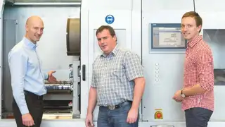 Gemeinsam zur durchgängigen Automatisierung der Wafer-Vorproduktion (v. l. n. r.): Bernhard Hunziker, Project Manager R&D, und Thomas Zimmermann, Head of Electrical and Software Engineering, beide aus dem Technologie- und Produktcenter von Meyer Burg