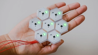 Die Basis des »CellulARSkin« bildet ein sechseckiges Paket aus einem energieeffizienten Mikroprozessor sowie zahlreichen Sensoren zur Erfassung von Berührungsnähe, Druck, Vibration, Temperatur und Bewegung im dreidimensionalen Raum.