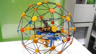 Diese autonom fliegende Sensorikplattform ist GPS-basiert, äußerst robust und überfliegt autonom Landflächen z.B. für Infrarot-Aufnahmen unterschiedlicher Anwendung.