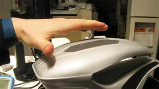 Smart Materials: Piezoelektrische Dünnschichten und Sensoren erlauben eine intelligente Drucksensorik mit haptisc her Rückmeldung: Die Oberfläche verformt sich hierzu als Information an den Menschen.