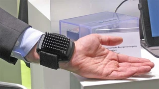 Energy Harvesting z.B. aus Temperaturunterschieden (hier: Hand zu Umgebung): Stromsparende elektronische Schaltungen können autark versorgt werden.